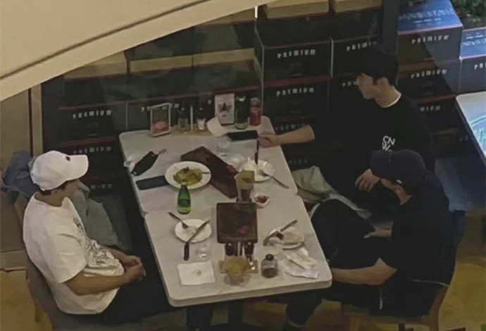 李现|李现、韩东君、刘芮麟聚餐被拍，三人点两份牛排，是小气还是自律