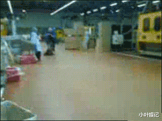 小叶娱记 以为女友家只是一般富裕，直到打开他爸的U盘，我呆住了