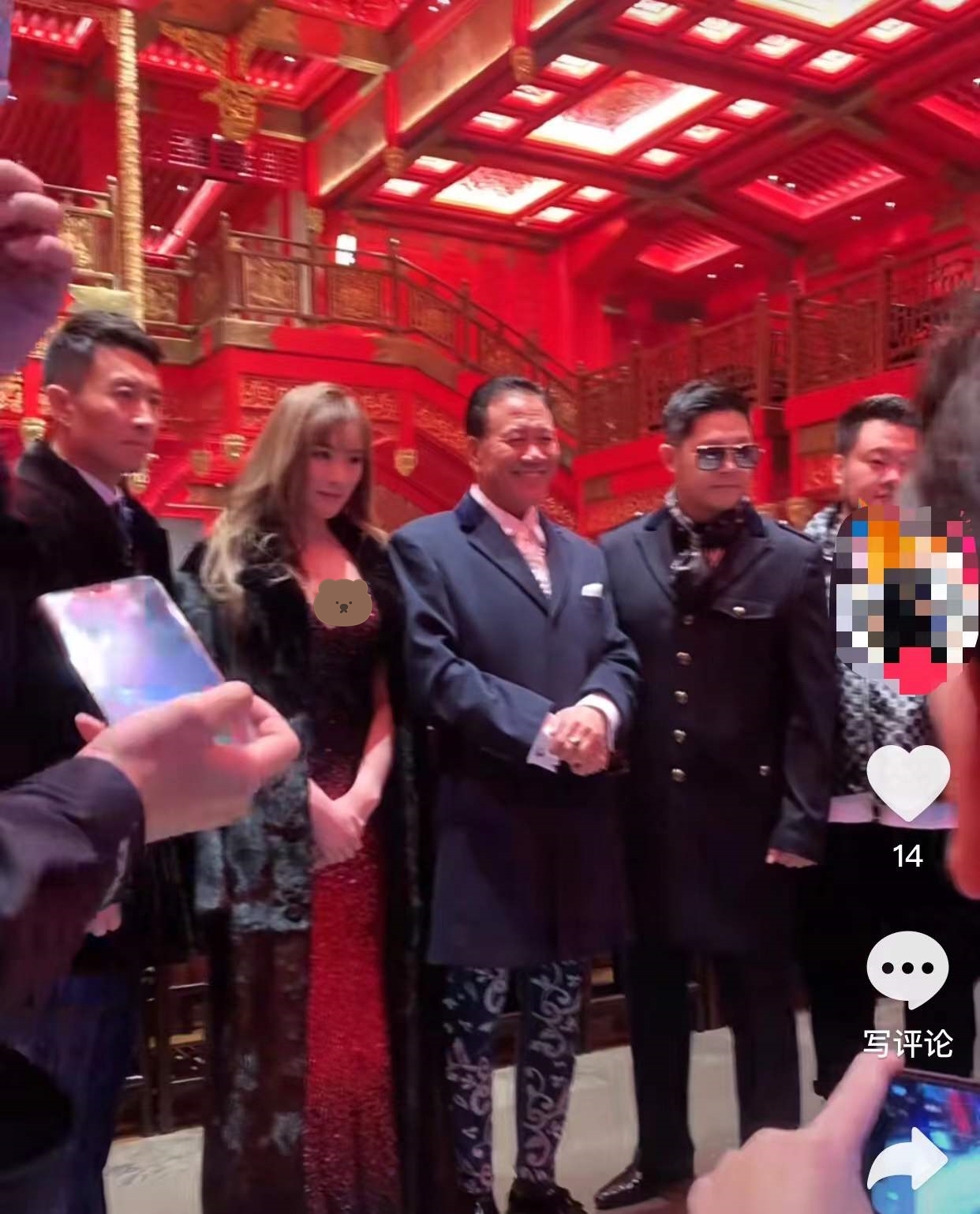 杨洋|64岁万梓良当众按头亲吻女性，还紧搂对方不撒手，女方表情显淡定