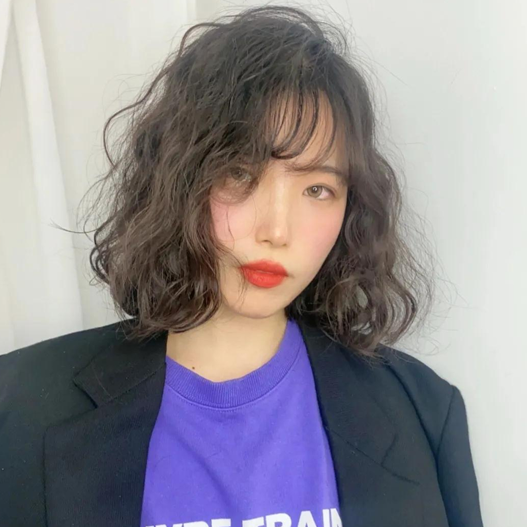 湿疹 女人过了50岁尽量别留短卷发，推荐9款港风卷发，时髦大气又减龄