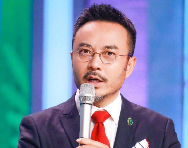 汪涵|47岁汪涵现身农村，两鬓斑白不修边幅，与何炅对比明显