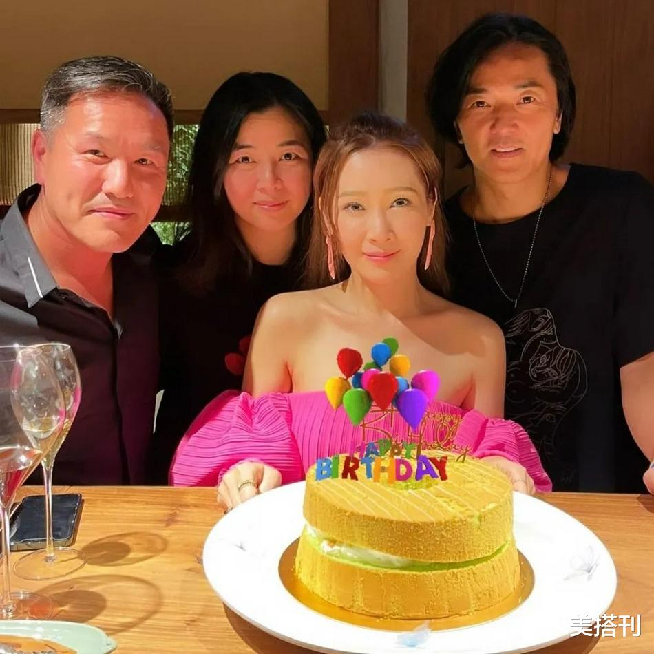 美搭刊|关心妍生日郑伊健夫妇现身，47岁蒙嘉慧素颜，眼角纹抬头纹很真实