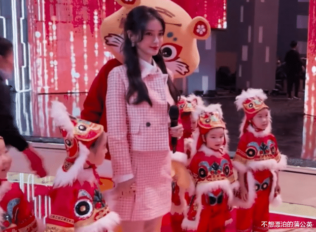 Angelababy|杨颖录制卫视春晚，牵着孩子一脸宠溺，送工作人员小礼物情商超高