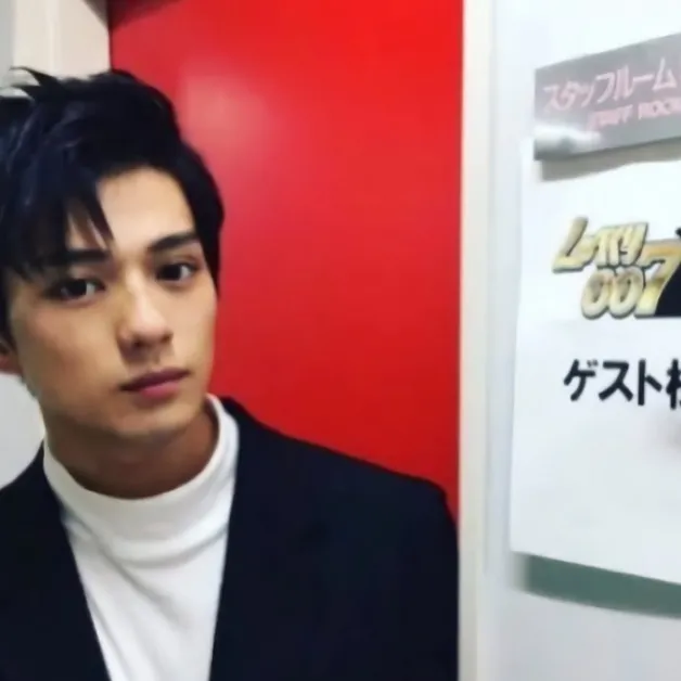 沈月|袁咏仪儿子神颜曝光！网友疯狂被圈粉：弟弟快出道吧！