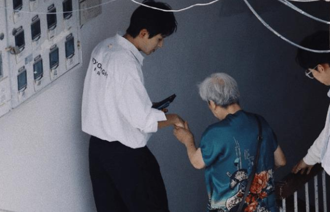 张哲瀚|拍戏10年不温不火，30岁张哲瀚成2021最佳黑马，扶老人下楼获盛赞