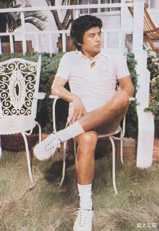 三浦友和|41年前，红极一时的山口百惠嫁给三浦友和，咧嘴笑露出一口小虎牙