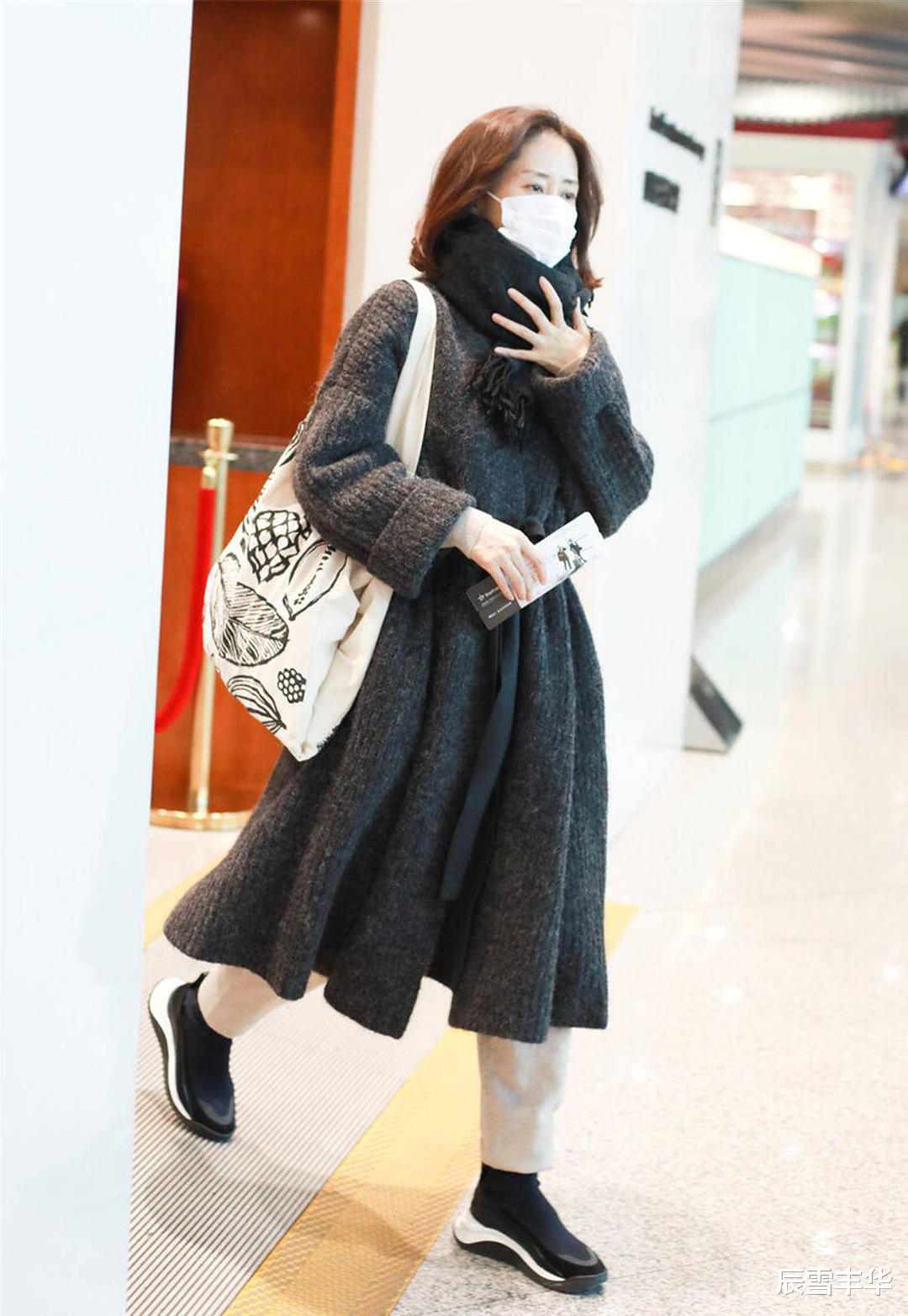 辰雪丰华|没想到刘敏涛这么美，白色“羽毛”连衣裙加身，与平时判若两人