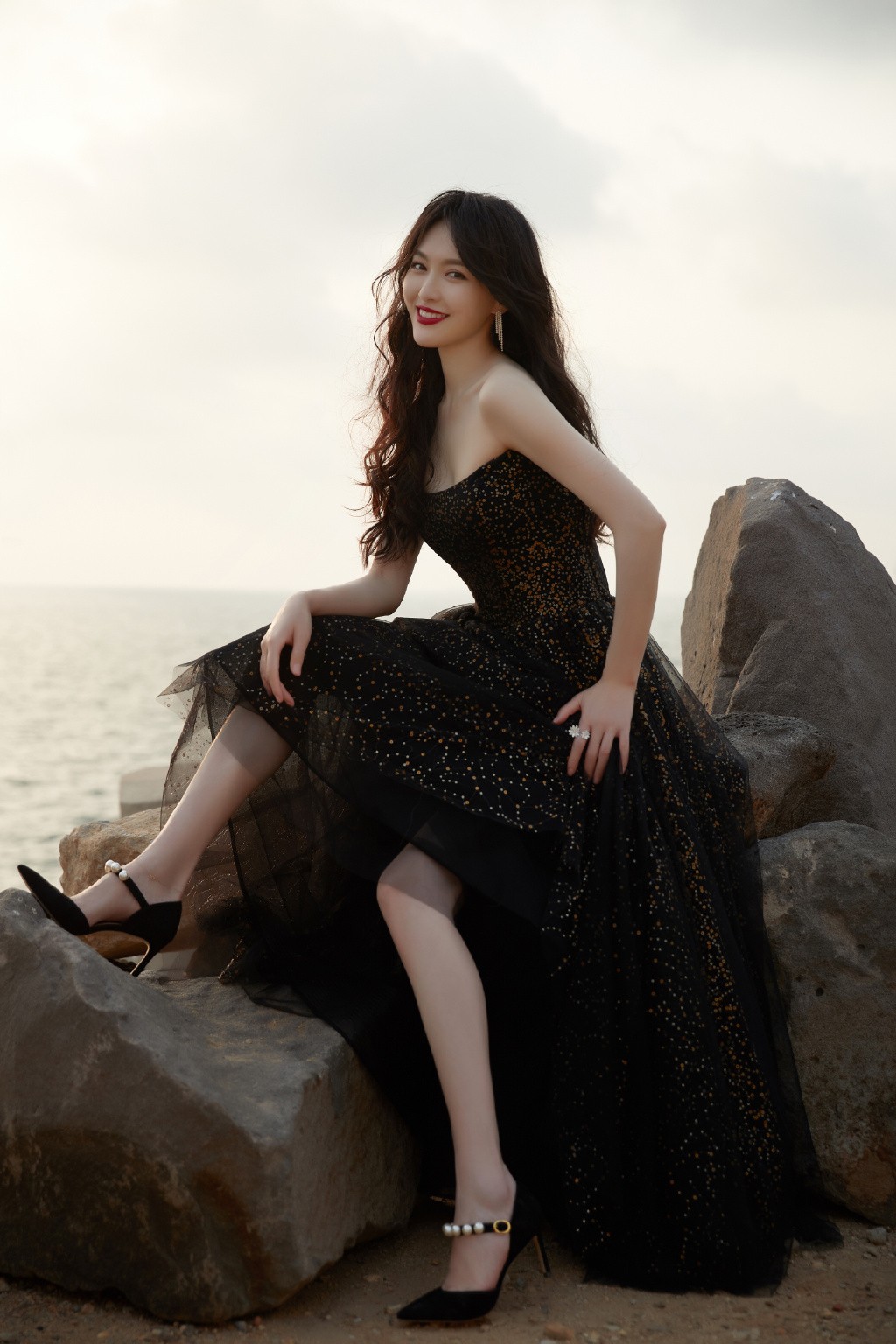 唐嫣|真羡慕罗晋，妻子唐嫣穿抹胸裙现身苏州活动，1米72身材比例真好