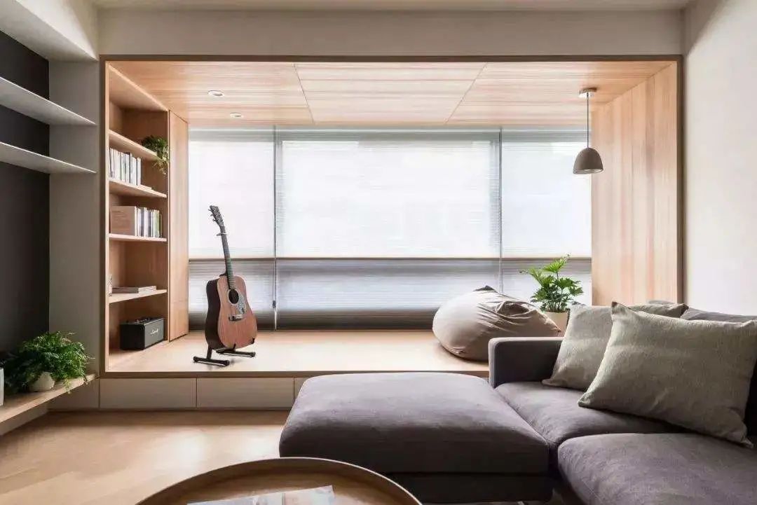 阳台封闭式起来，这样打个榻榻米，白白多出一间房，客厅还显大！