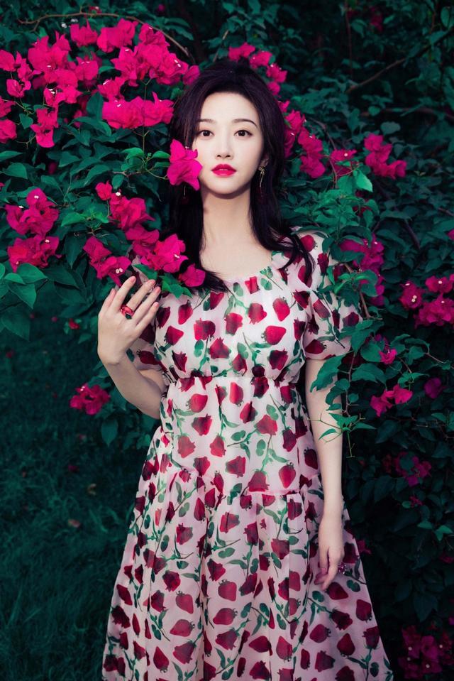 旗袍公馆|景甜不穿旗袍也惊艳，穿碎花裙打扮复古明艳，不愧是人间富贵花