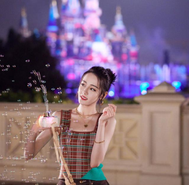 迪丽热巴|迪丽热巴日常私服逛公园，比起直筒背带裤，脚上鞋子更加引人关注