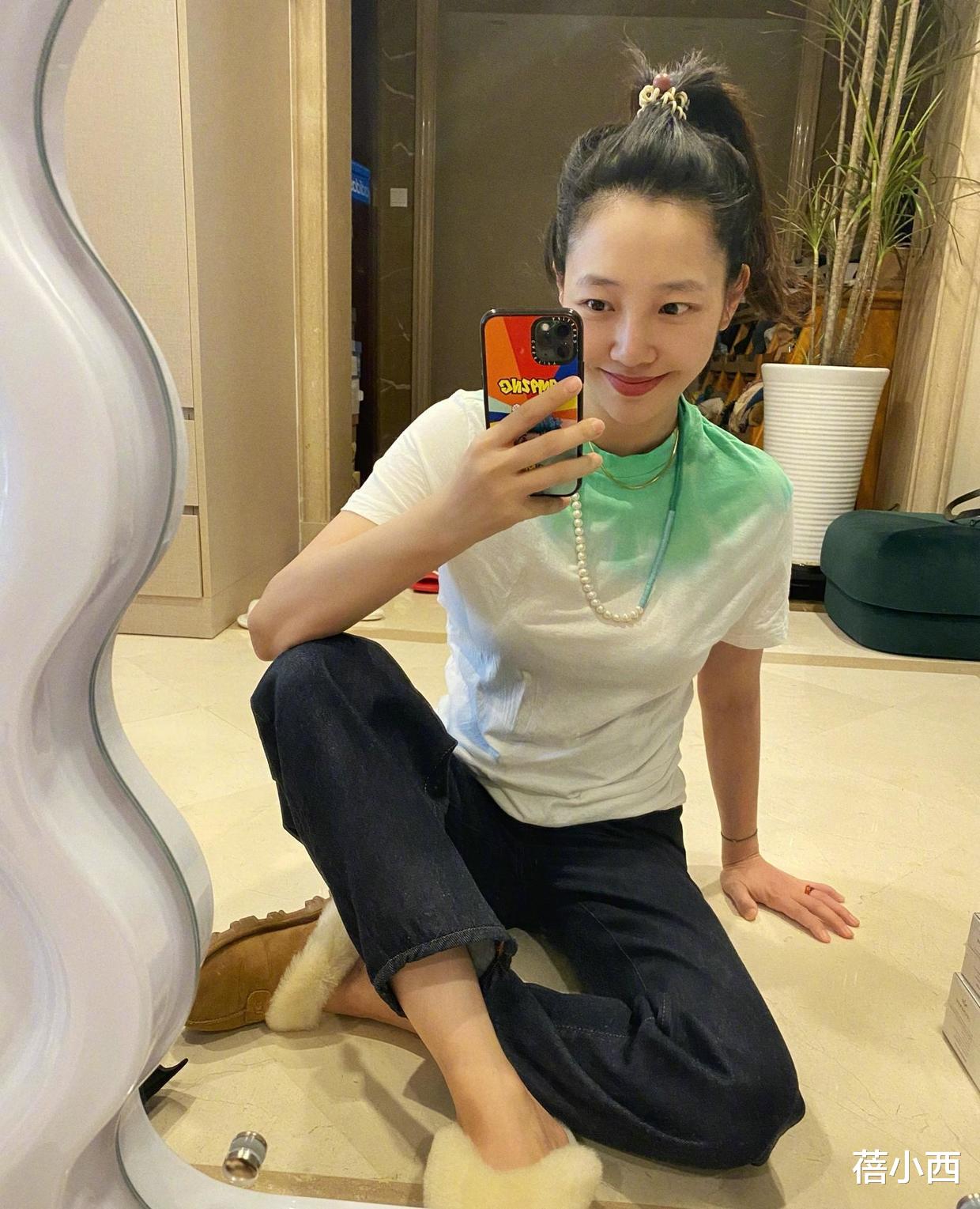 穿衣搭配|白百何终于剪了短发+斜刘海,穿小黑裙优雅亮相,气质我给100个赞