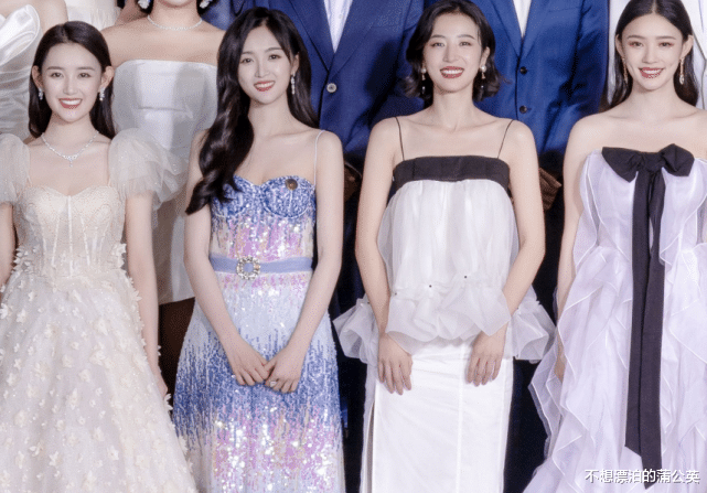 衣袖红镶边|蒋依依21岁庆生照，三层蛋糕很有少女心，穿“一字领”比耶直角肩亮眼