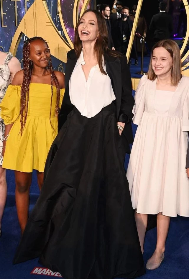 肖战|朱莉基因被打败！长女穿迪奥走红毯像翻版皮特，好在儿子扳回一城