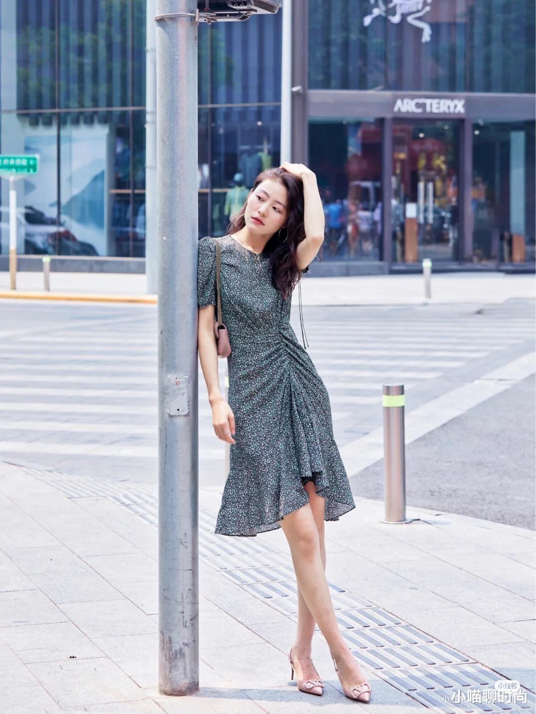 小喵聊时尚|夏天怎么能少得了一条碎花裙，送你4个高级“穿搭思路”，真洋气