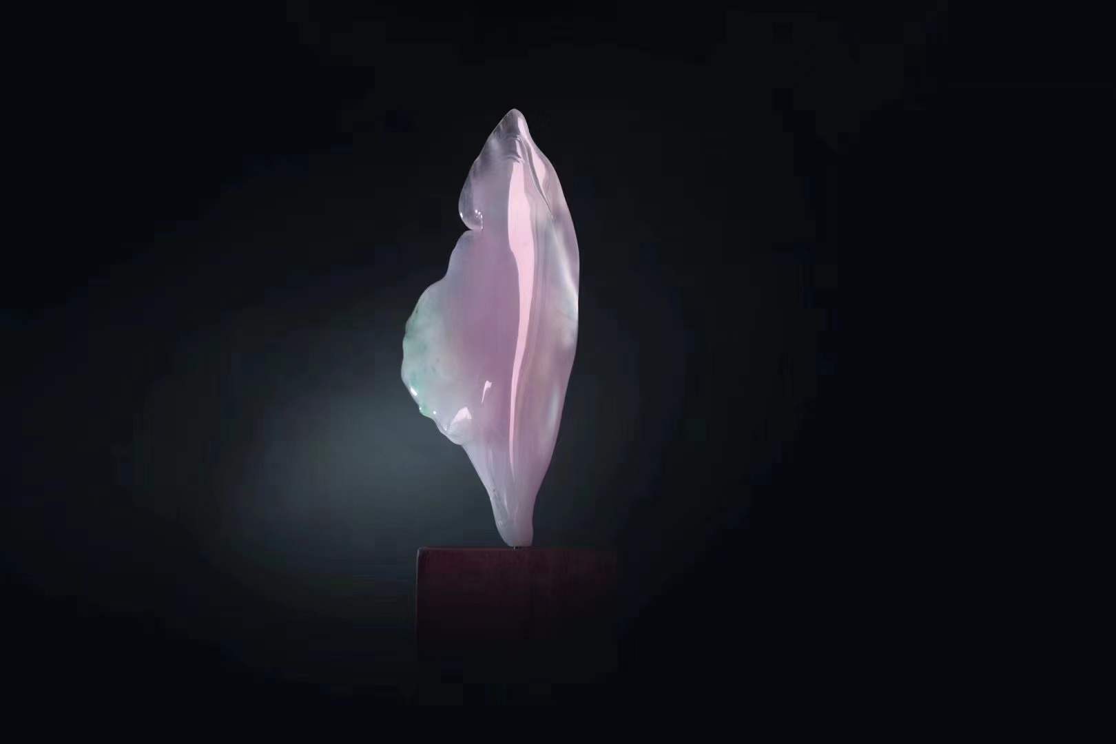 雕刻|要做到突出翡翠的荧光感，不是大师级雕刻家，那也是很难做到的