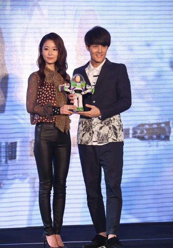 可馨育娃|林心如个头真不矮，穿高跟鞋和吴克群差不多高，穿皮裤也不显腿粗