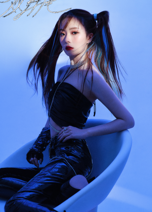 张艺凡|硬糖少女303双马尾造型：张艺凡反差大，刘些宁成芭比娃娃