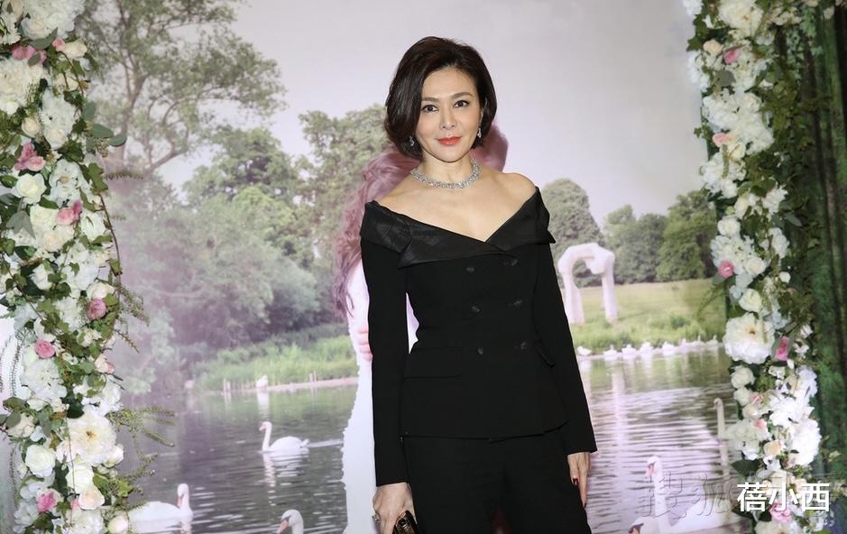 蓓小西 关之琳不愧是“冻龄女神”，穿白色薄纱短裙亮相，59岁丝毫不显老