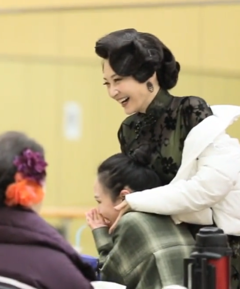 许晴|52岁许晴减肥后瘦太多!穿旗袍秀性感曲线,在后台与小鲜肉打成一片