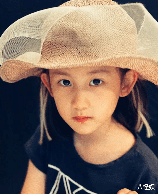 街拍|好节俭！孙莉分享女儿穿戴旧鞋旧帽，多妹自信拍照宛如小超模