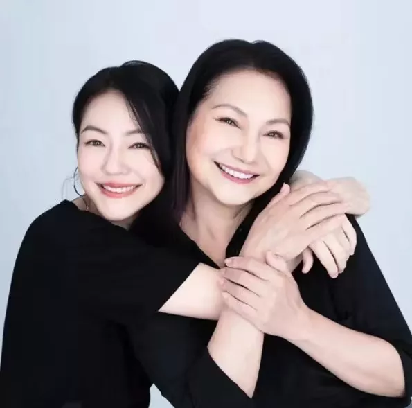 小S|45岁大S单方面官宣“离婚”，网友喊话小S：学学你姐吧！