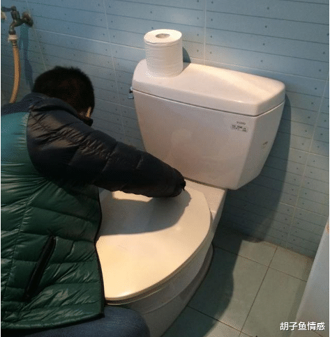 胡子鱼情感 58岁男保姆坦言：工作看似简单轻松，实则像老公一样，一刻不离身