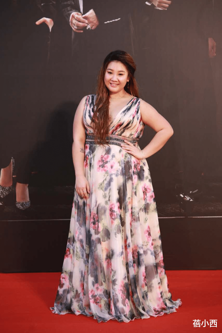 蓓小西 郑欣宜180斤又怎样？穿白色露肩连衣裙自信满满，照样美得出众