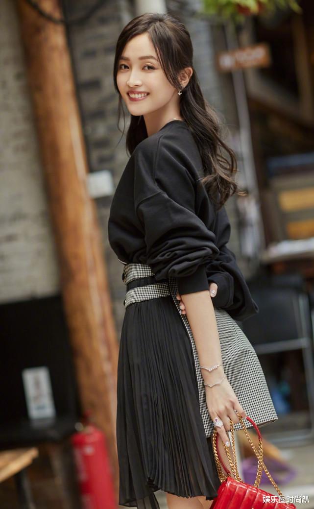 娱乐圈时尚趴|吴宣仪拍复古照，却穿得很潮流：“左腿百褶，右腿围裙”太吸睛！