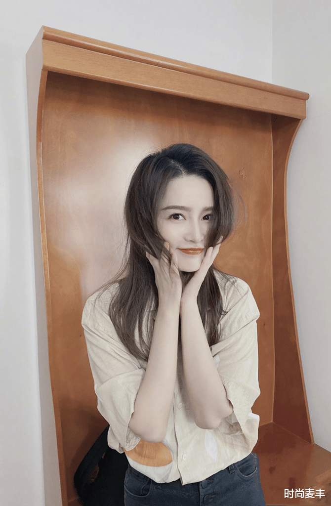 时尚麦丰|李沁七夕发祝福，衬衣上酒瓶图案抢眼，长发遮脸太软萌