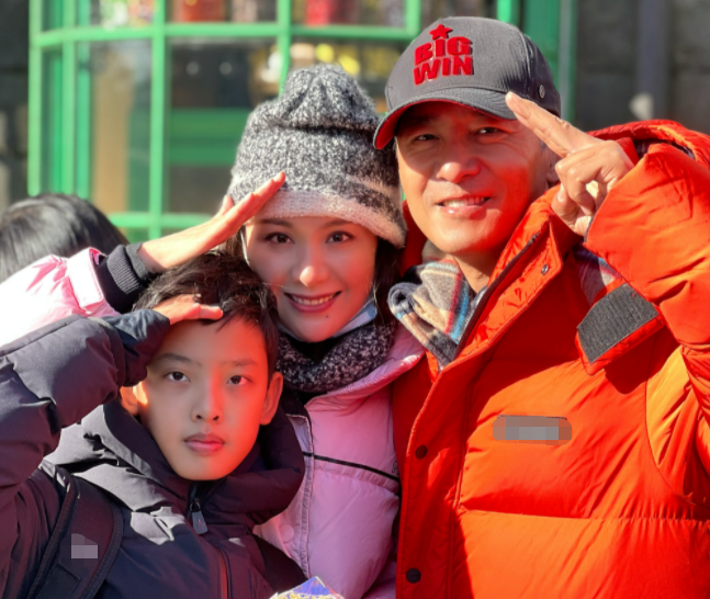 程莉莎|程莉莎获老公霸道亲吻！侧身躲避一脸娇羞，手上鸽子蛋钻戒太耀眼