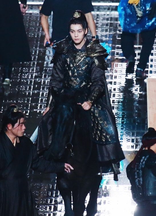 赵敏|陈伟霆形象翻车升级，路透刘海似蜈蚣腿，喜提“古装丑男主”称号