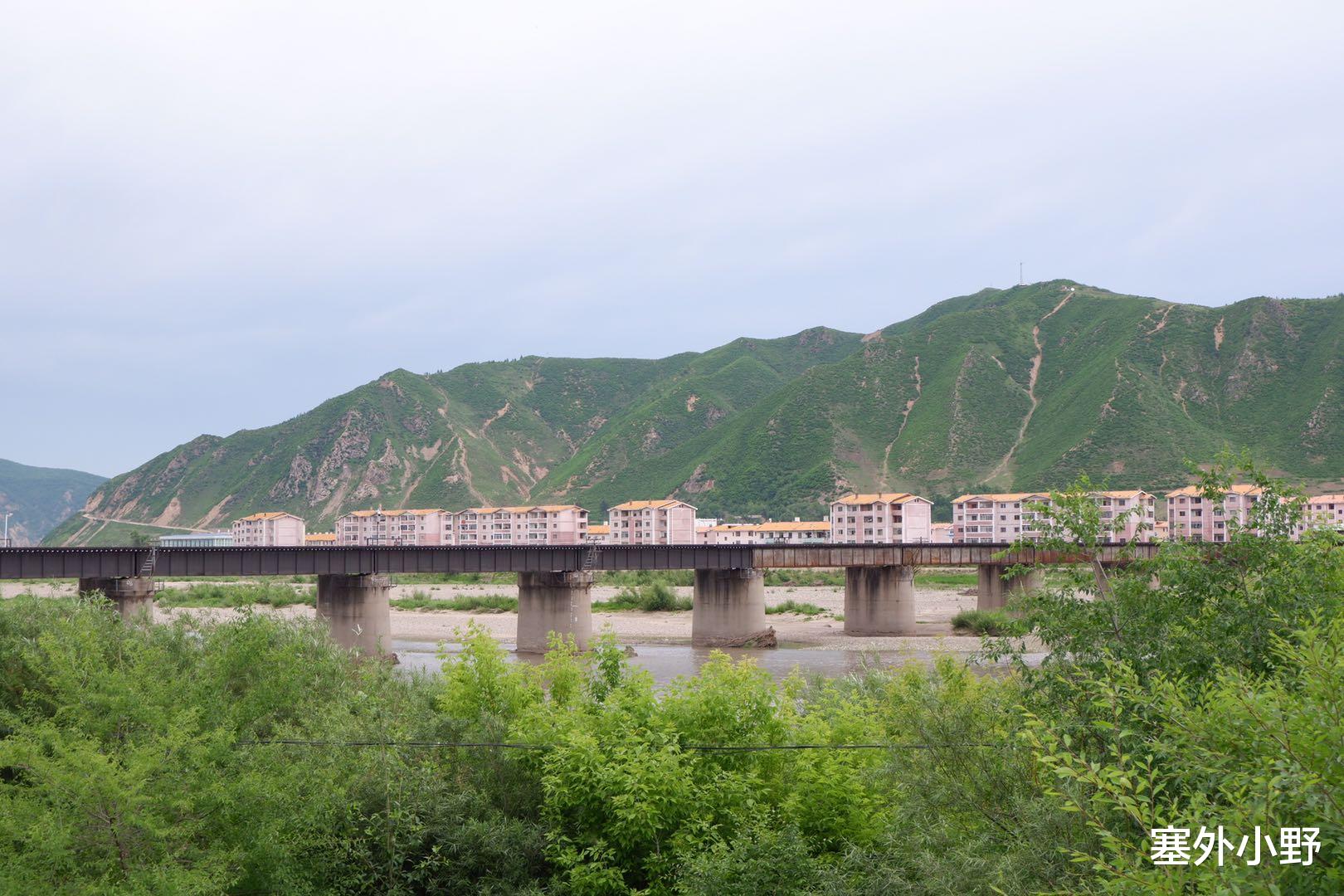 中朝邊境城市，河對岸就是朝鮮，山上樹木全部砍光防止朝鮮人偷渡-圖6