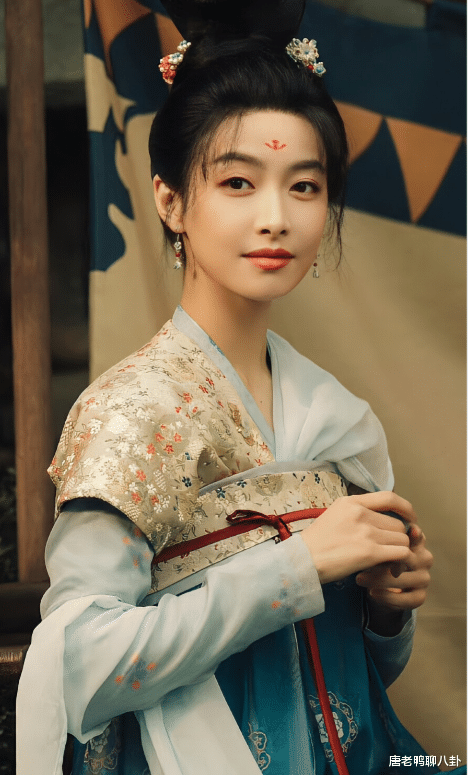 金鹰女神|荣获金鹰女神却惹争议，新剧又被女二艳压，演技也被质疑