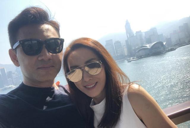 郭可盈|郭可盈晒全家福为老公庆生，林文龙被妻子女儿夹击吻，54岁仍年轻