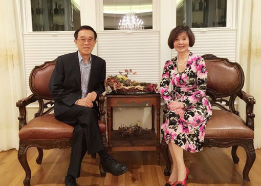 十万个家居为什么|走进77岁归亚蕾在美国的家，全屋都是美式家具，门口还有大草坪
