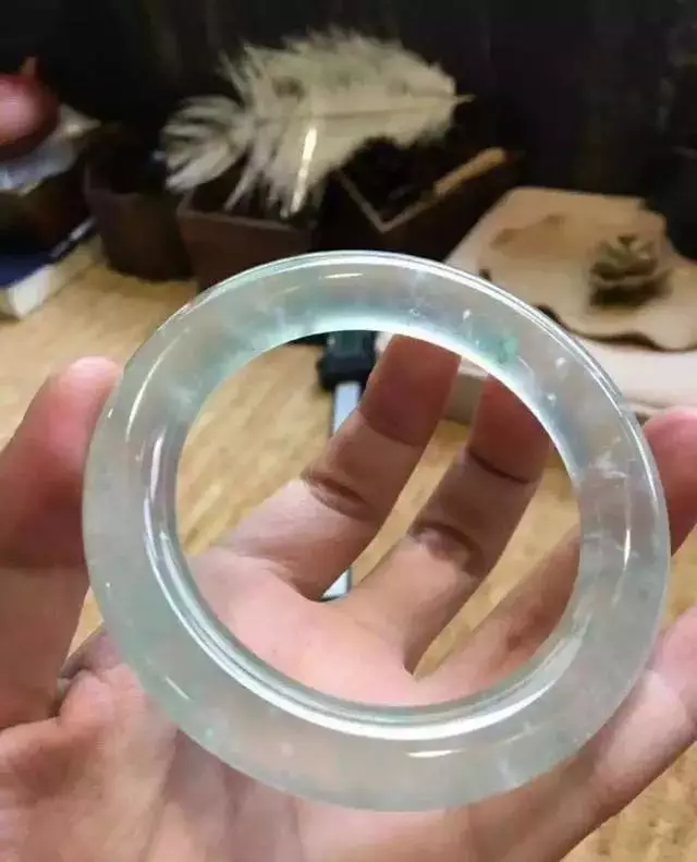 翡翠|不懂乱买一块黑皮原石，没想到竟切出罕见翡翠，涨疯了