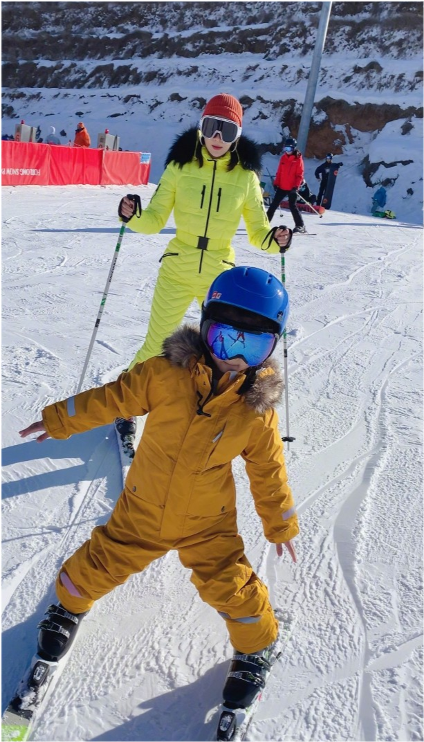 演唱会|章子怡带女儿滑雪太惬意！5岁醒宝穿羽绒服自带童星范，气场不输妈妈