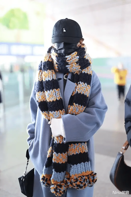 李沁|李沁用力过猛！穿大衣内长外短赶飞机，粗线围巾蟒蛇式缠绕太夸张