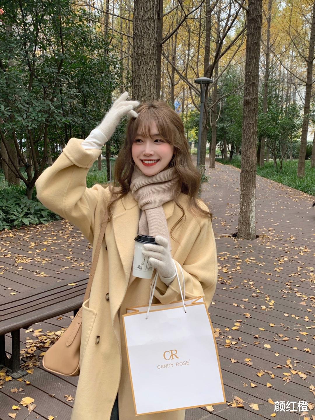 颜红橙 降温后多穿羽绒服和大衣，日常实用又保暖，普通人也能轻松驾驭