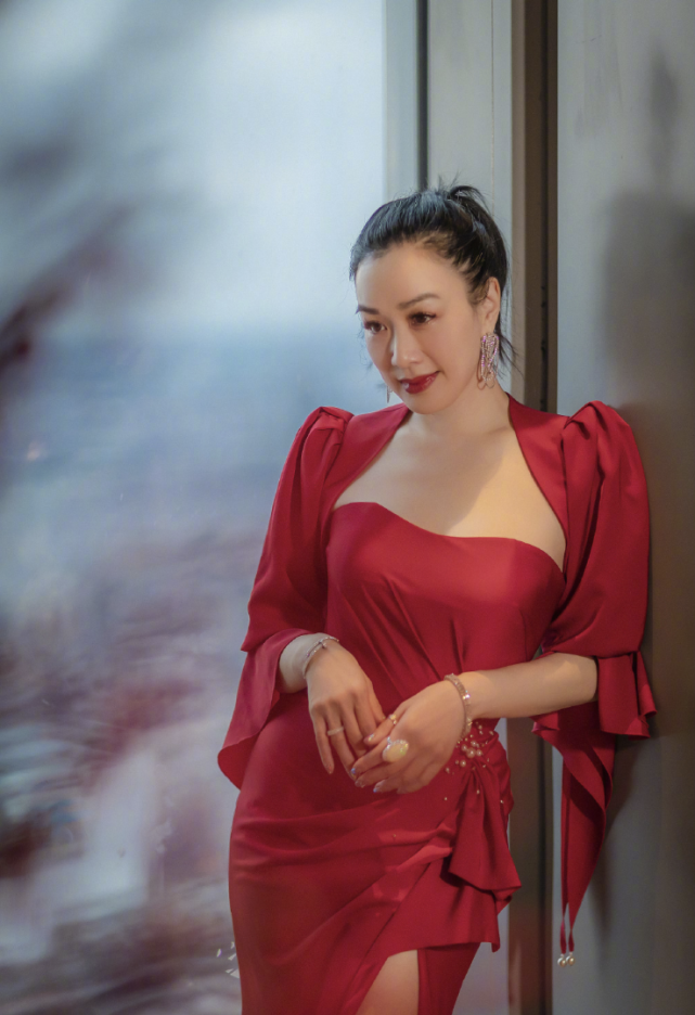 钟丽缇|50岁钟丽缇晒全家福水蛇腰抢镜，曾做试管婴儿，婚后5年却仍未能怀孕