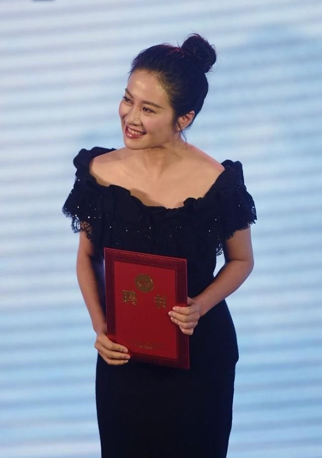 BiuVogue|叶璇真的好好看，穿黑裙一点也不显老，无修图也看不到皱纹