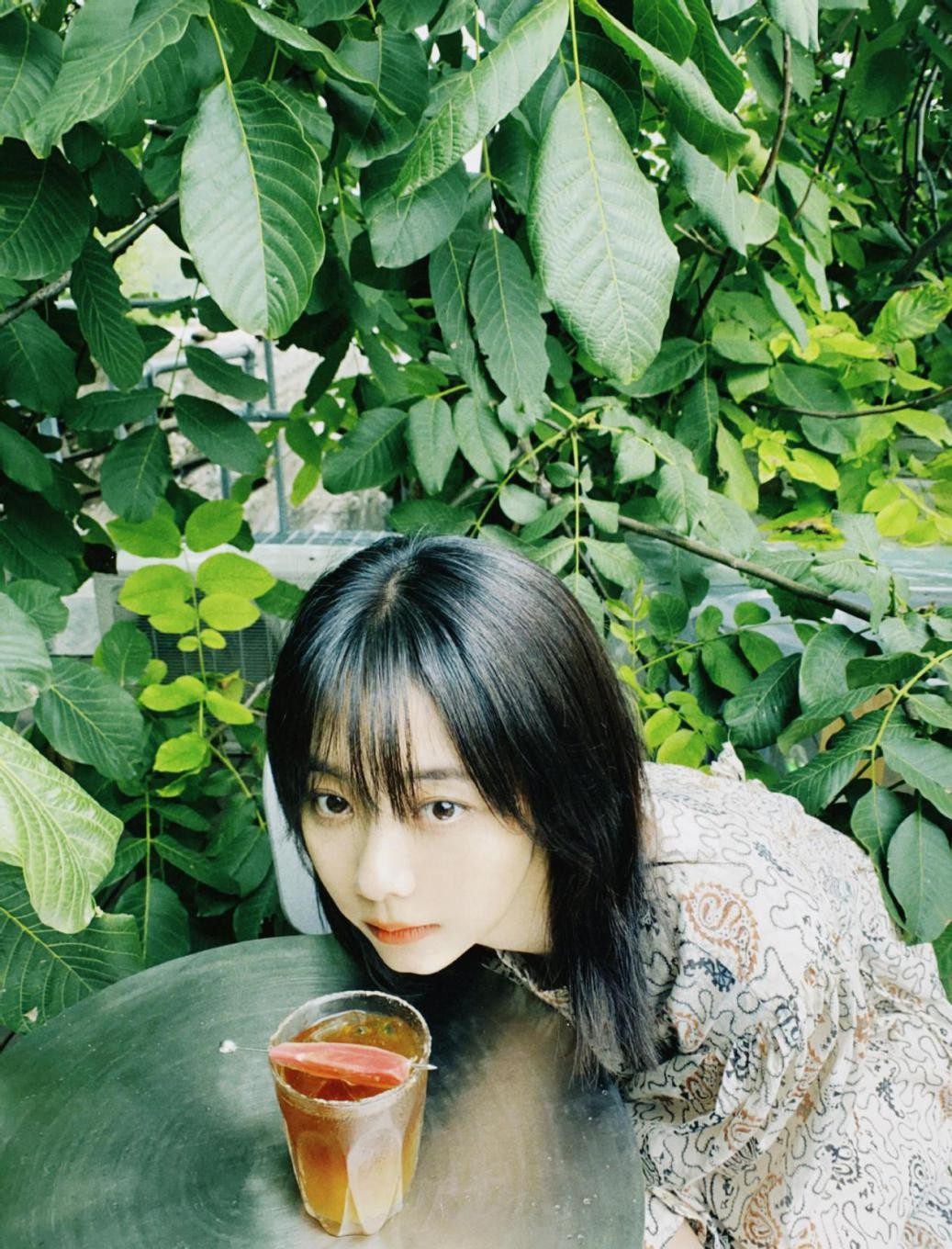 潮流搭配师甜甜|谭松韵“肉肉脸”甜到犯规，穿碎花裙撑伞漫步太有魅力，气质绝了