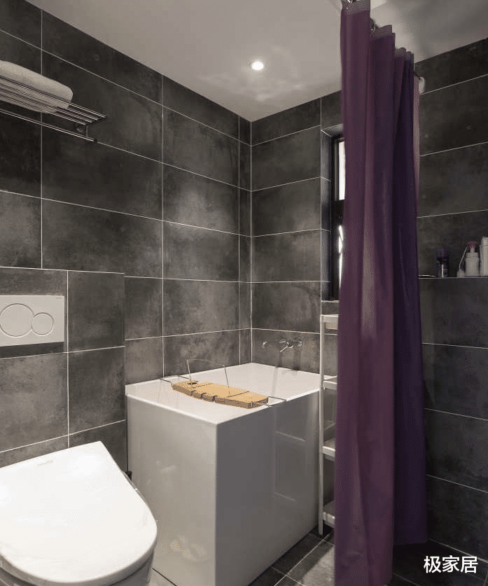 84平的小户型，用极简和纯白装饰空间，满足年轻人的需求