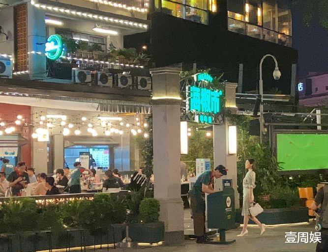 小姐姐|46岁佘诗曼深夜独自现身街头，打扮犹如职场女性，生图太过真实