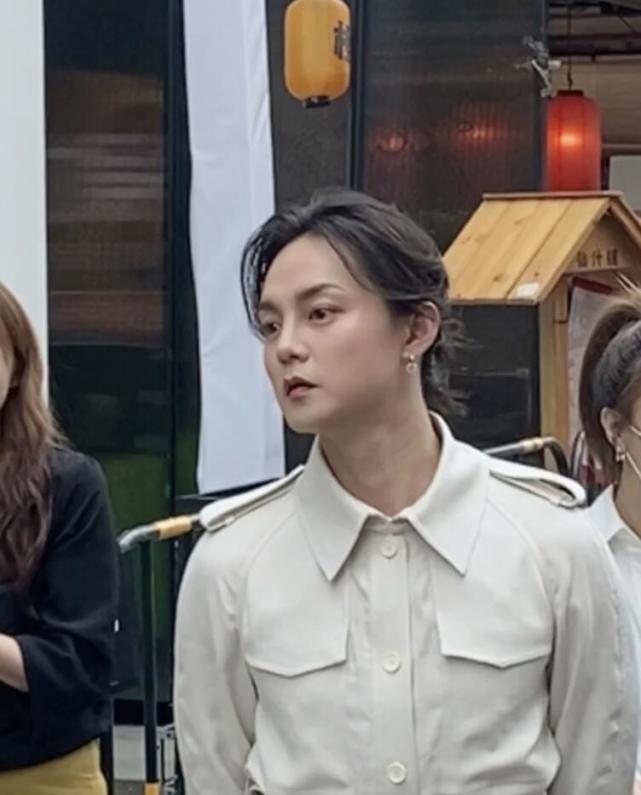 苹果|尹正直播被偶遇,扎小辫儿化精致妆容,瘦身成功颜值秒杀周围女生