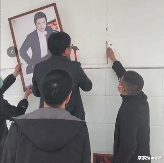 大学生怒摔李云迪照片:从墙上取下来后,直接扔进垃圾桶