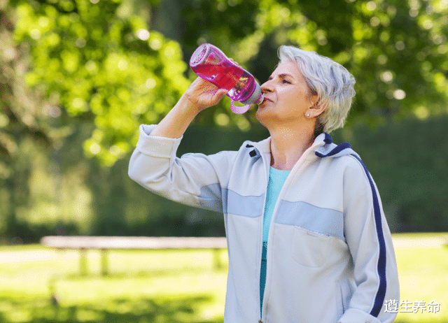 衰老|45岁到55岁是衰老关键期,提醒:少做这4件事,你将健康下去