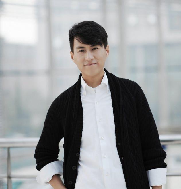 靳东|靳东妻子李佳，晒出近照，打扮低调随性，他们的大儿子实在太帅了