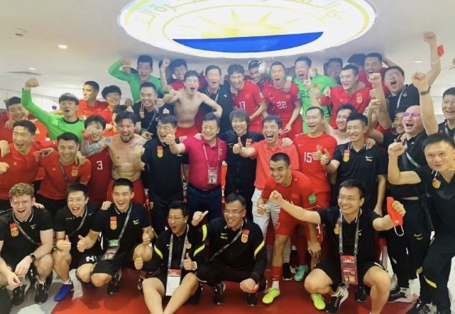 国足|国足更衣室庆祝照曝光：李铁C位！武磊张琳芃赤膊秀肌肉，陈戌源嗨翻